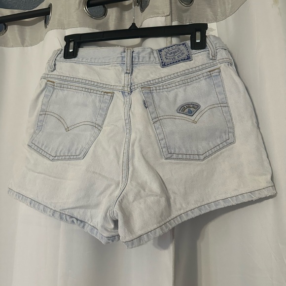 Vintage Levi’s Women’s Native Blue Light Wash Shorts - Picture 3 of 6